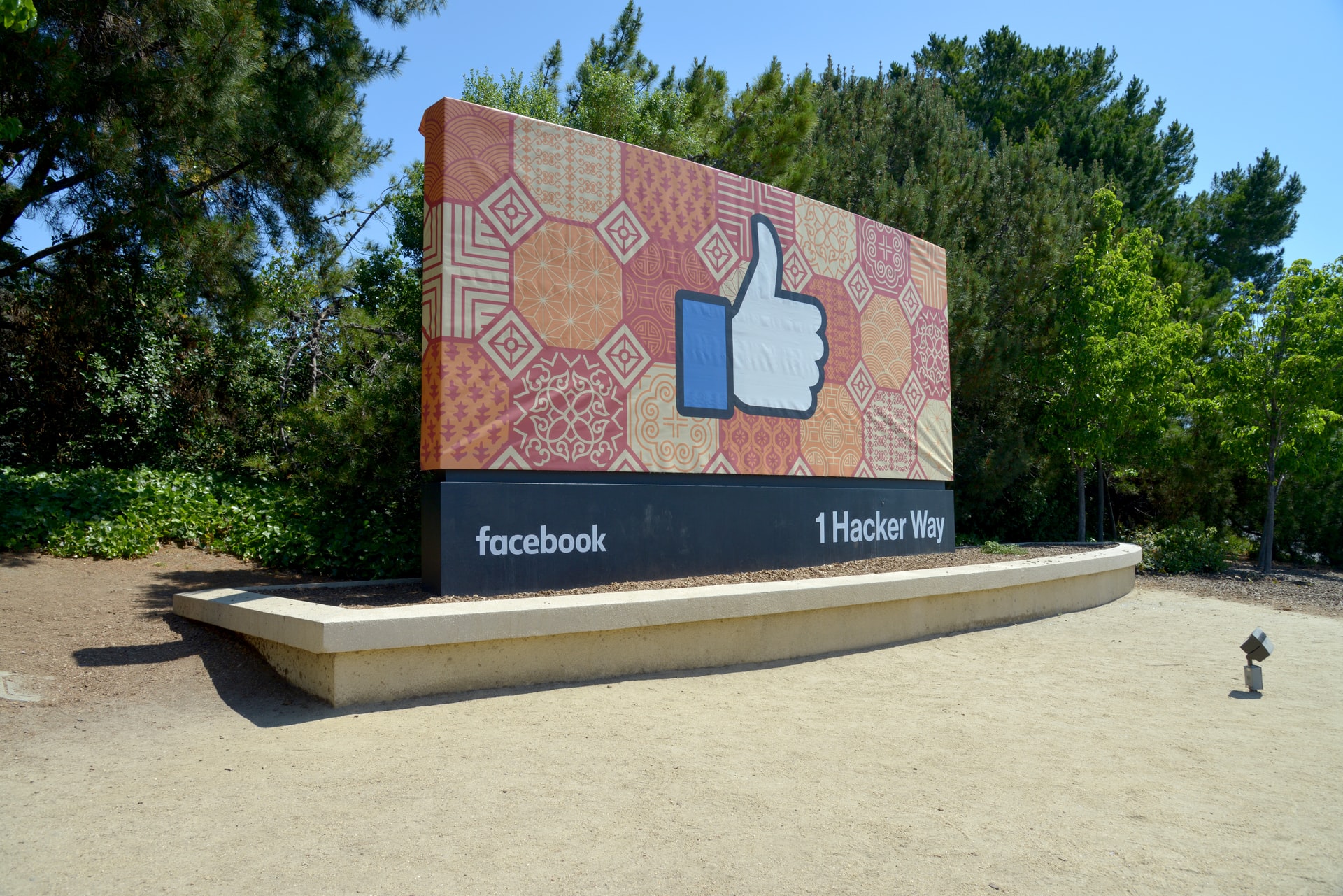 Facebook revenue grows by 22%, Uncertainty lies ahead